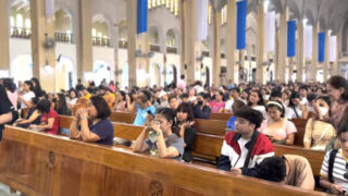 フィリピンの教会で祈る人